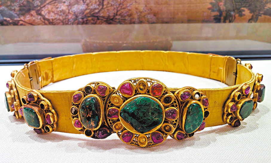 ●大碌帶現存祖母綠寶石20塊，石榴子紅寶石91塊。