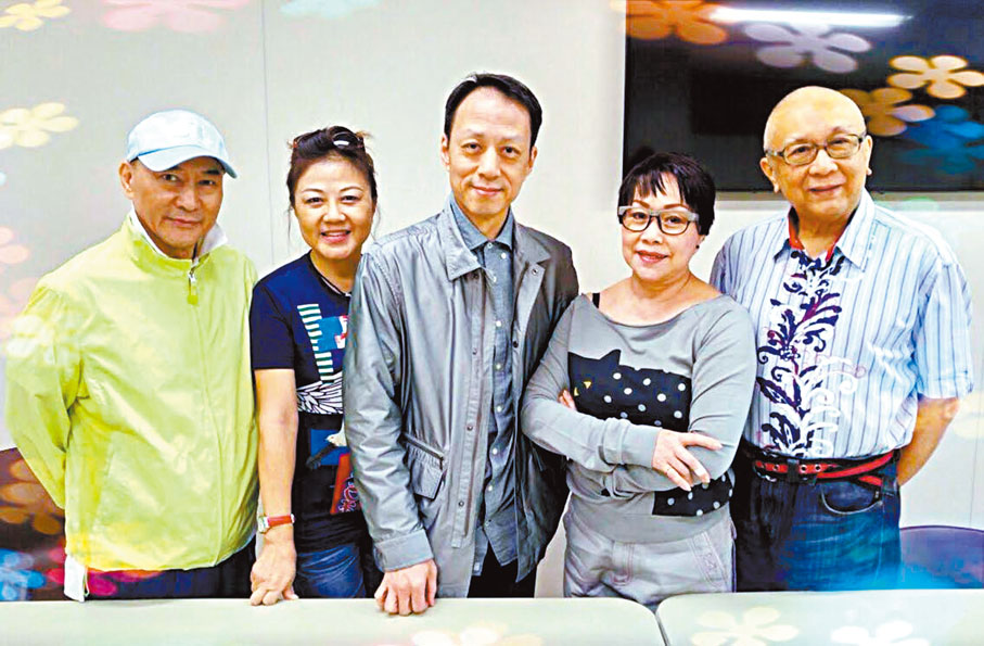 ●（左起）伍永熙、楚雲玉、李龍、南鳳及樂師陳小龍合照。