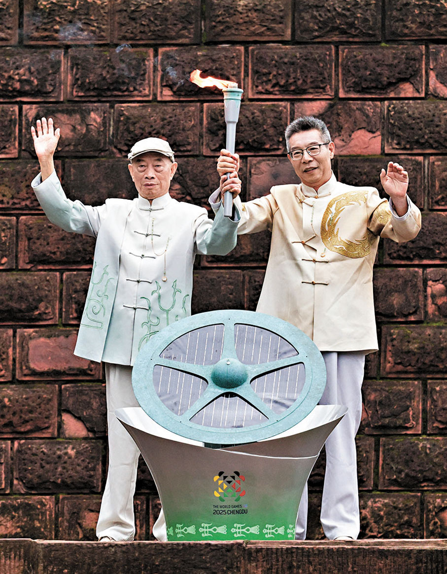 ●肖先進（左）和朱章義成功點燃火種。