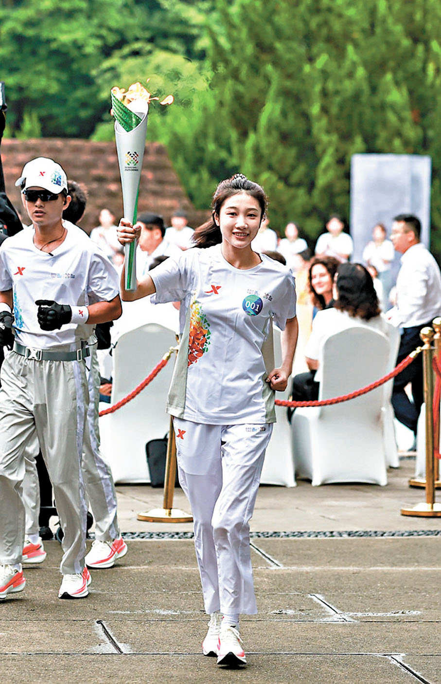 ●黃張嘉洋傳遞火炬。