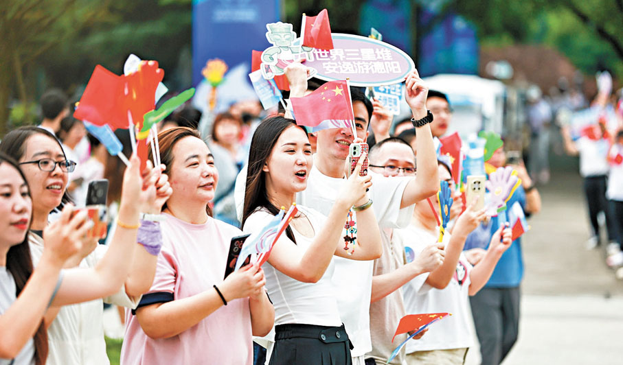 ●火炬傳遞吸引了不少市民駐足觀看。