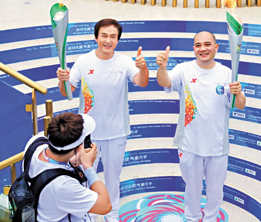 ●譚金淘與成龍完成火炬交接。