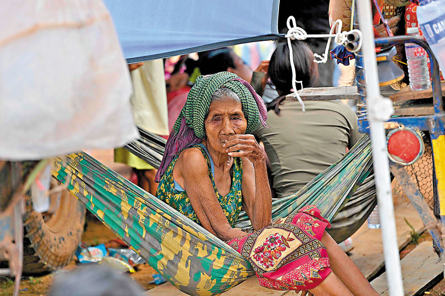 ●一名柬婦女逃離家園。 法新社