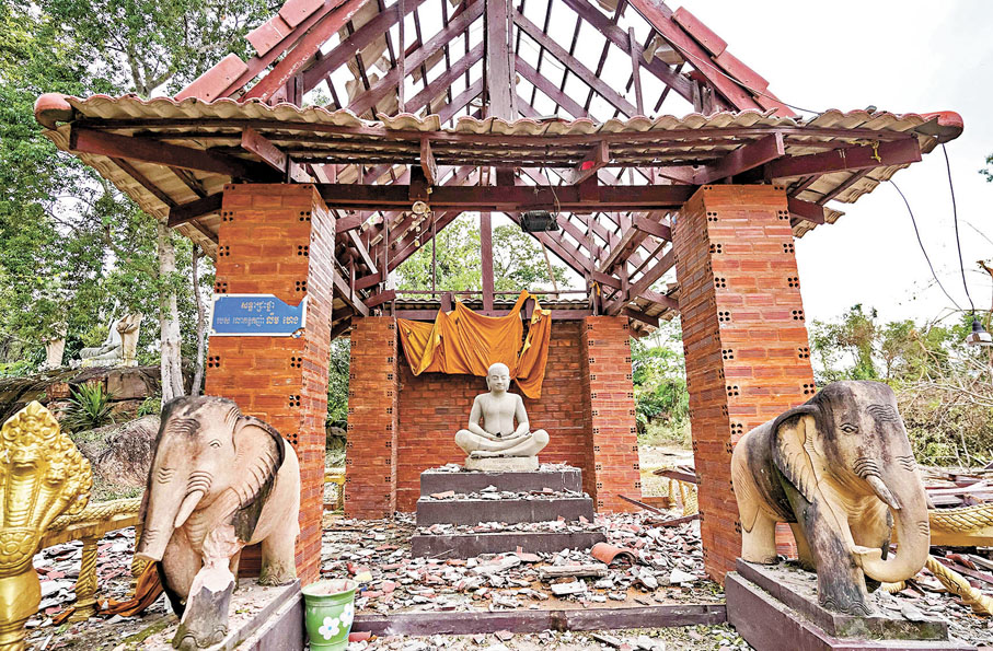 ●柬埔寨一座寶塔被泰炮火摧毀。 法新社