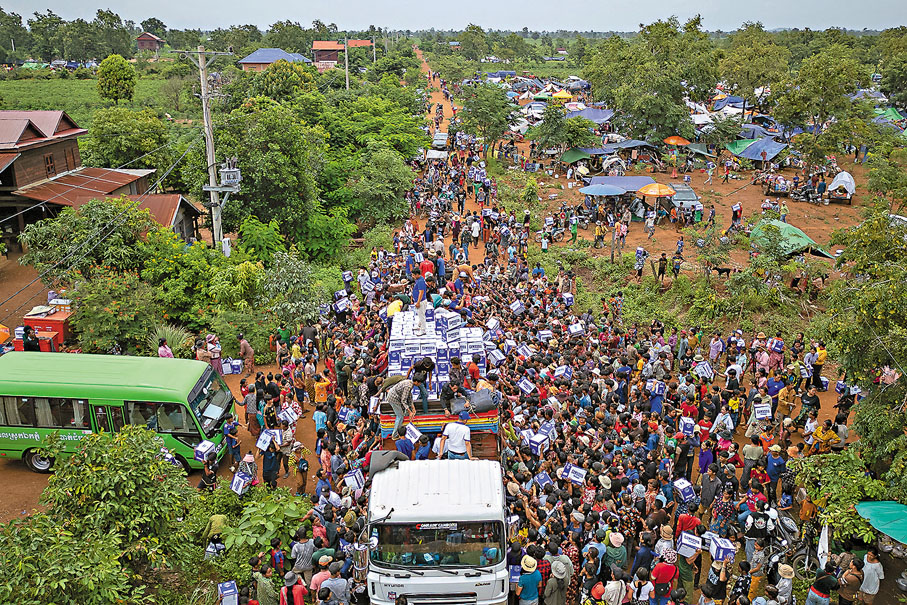 ●流離失所的柬埔寨人爭相領取食水。 美聯社