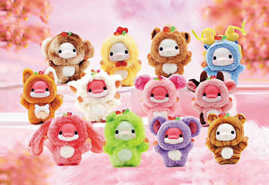 「生肖萌運會」盲盒掛件【零售價98元】毛絨包掛主體以全運會吉祥物為基礎形態，巧妙融合十二生肖的典型特徵。以創新方式展現全運會的活力與傳統文化的魅力，讓這款毛絨包掛成為連接傳統與現代、體育與文化的橋樑。