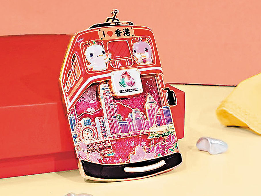 「灣韻」紀念冰箱貼—香港【零售價76元】以香港的電車為符號載體，通過日常生活畫面折射粵港澳大灣區「快與慢共生、新與舊相融」的城市哲學，喚醒對灣區共同文化基因的認同感。