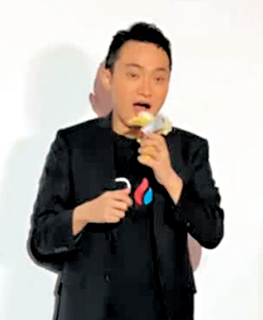 ●孫宇晨去年在公開活動中吃掉自己投得的「天價香蕉」。