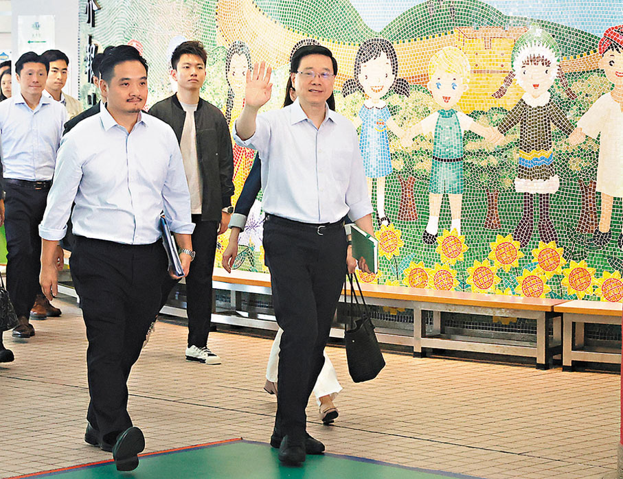●李家超和司局長一起到紅磡出席地區諮詢會。香港文匯報記者郭木又 攝