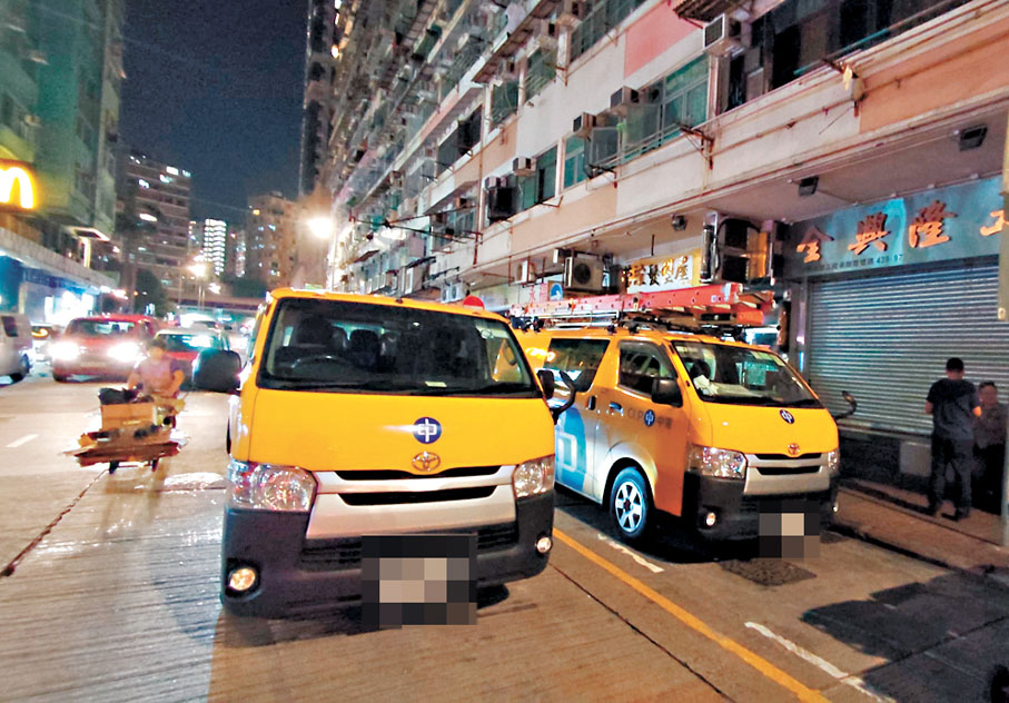 ●中華電力積極協助大廈餘下座數的住戶盡快復電。香港文匯報記者鄺福強  攝