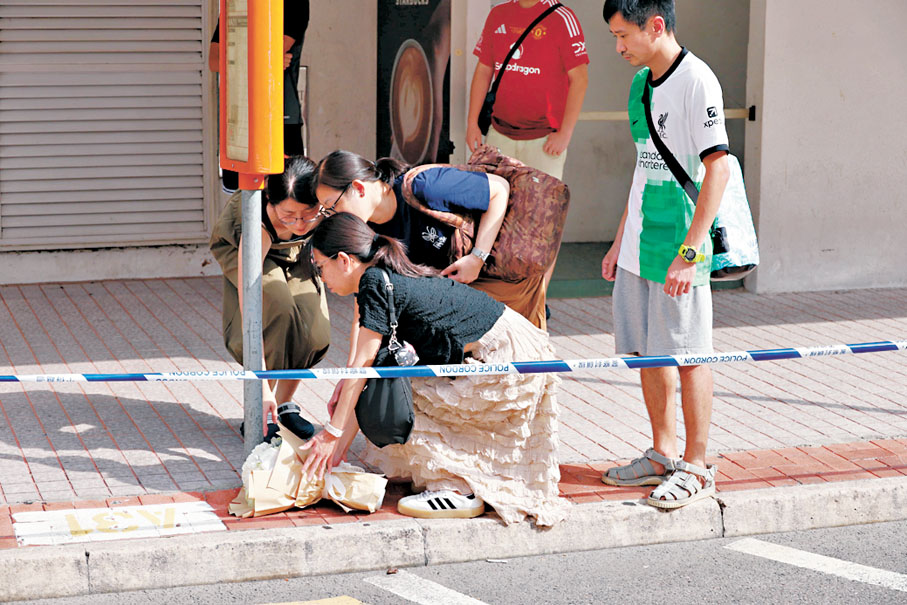 ●市民在現場擺放鮮花悼念。香港文匯報記者鄧偉明 攝