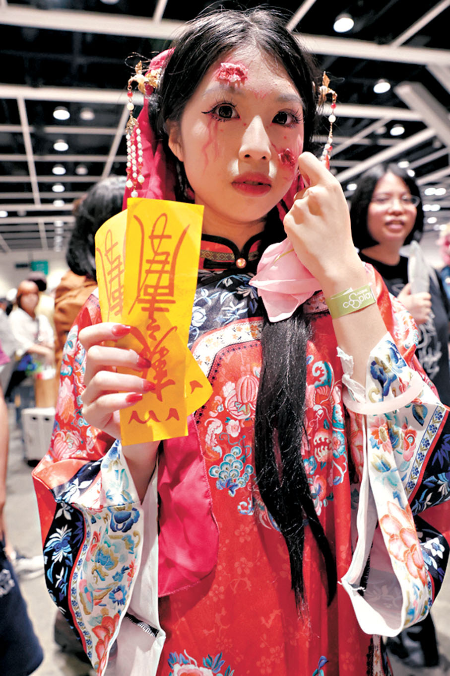 ●羅小姐扮演中式鬼新娘,其一身造型甚為搶眼。香港文匯報記者郭木又 攝