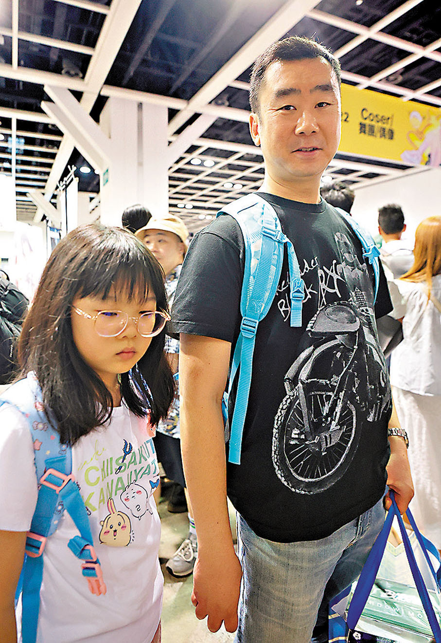 ●陳先生與其8歲女兒在會場內花約6,000元購買心頭好。 香港文匯報記者郭木又 攝