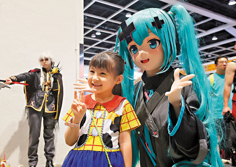 ●不少Cosplayer身穿華麗服裝,引來圍觀及合照。 香港文匯報記者郭木又 攝