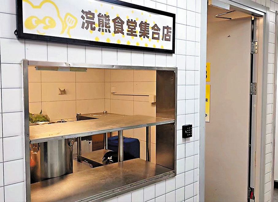 ●「浣熊食堂」集中經營模式讓取餐更高效,外賣員不用跑多個地方取單。 香港文匯報記者李暢 攝