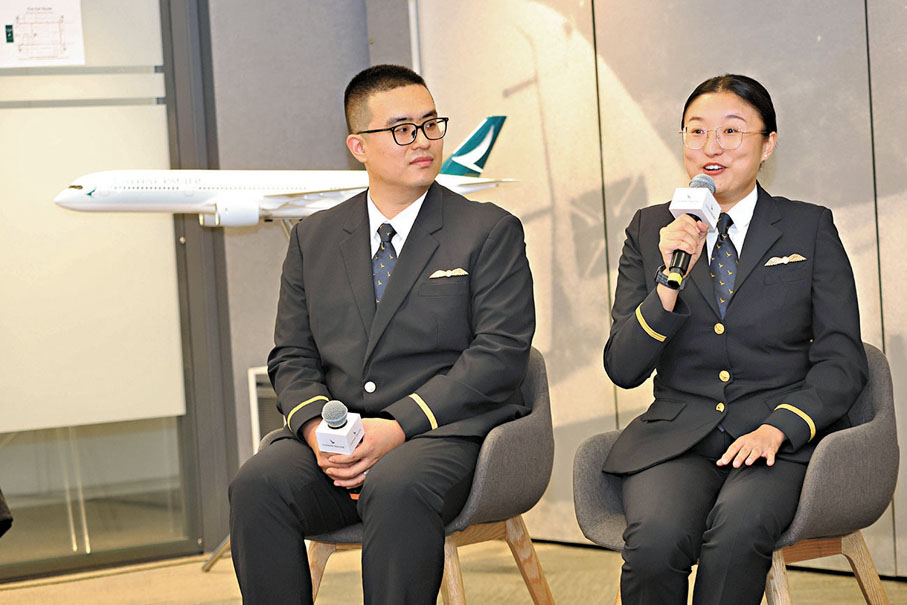 ●孫鈺明(左)、廉犖(右)分享在國泰航空的工作經歷。 香港文匯報記者涂穴  攝