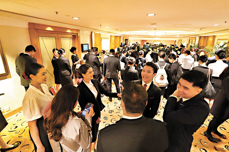 ●阿聯酋航空昨日在港舉行公開招聘日。香港文匯報記者涂穴 攝