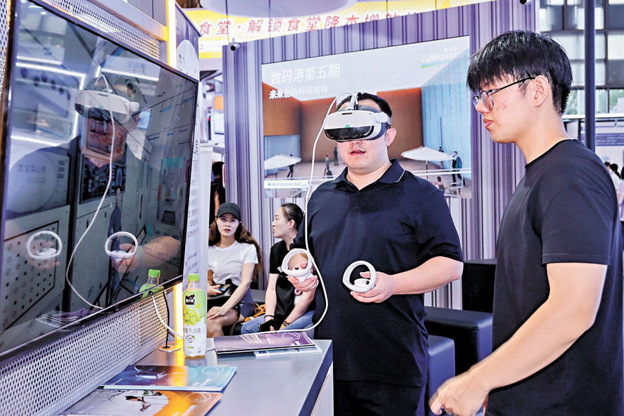 ●觀眾在「香港館」體驗AI產品。香港文匯報上海傳真