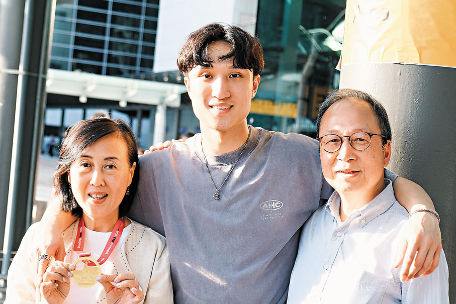 ●蔡俊彥與父母合照。 資料圖片
