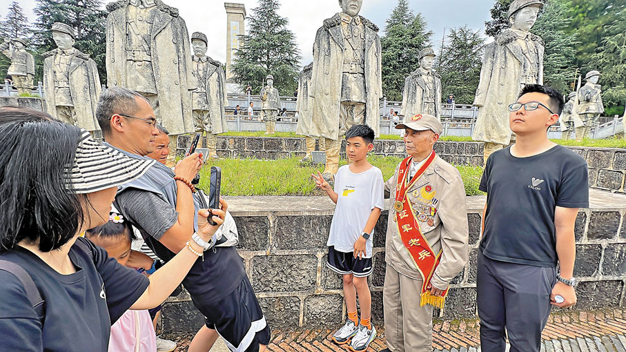 ●各地來松山的遊客紛紛與廖沛林合影。