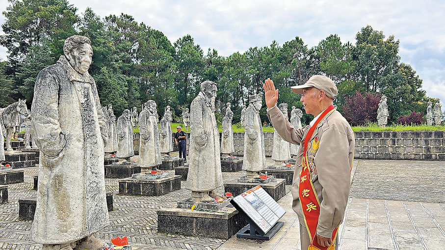 ●廖沛林在遠征軍雕塑前,問候自己的戰友、兄弟們。