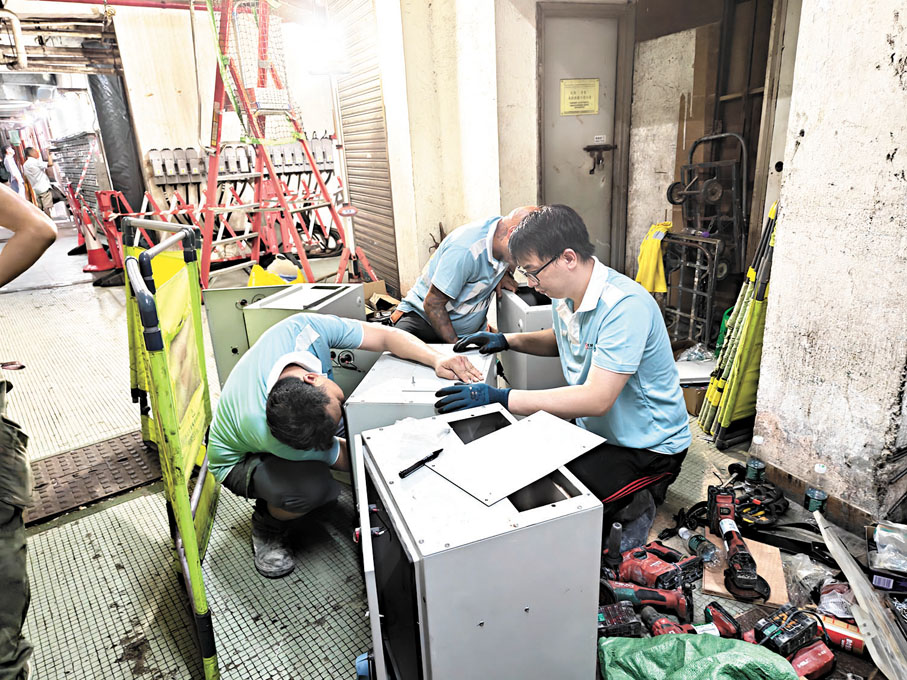 ●中建社區應急義工隊展開20小時晝夜搶修攻堅,冀盡快恢復用電。 中建國際供圖