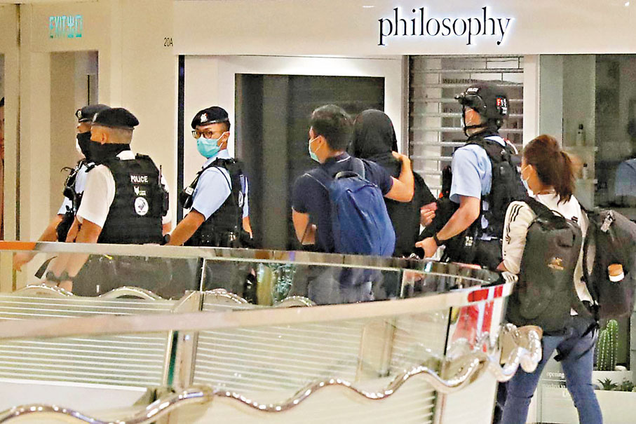 ●案發當日多名黑衣人破壞新城市廣場「喜茶」分店，警員趕至拘捕疑犯。  資料圖片