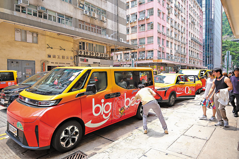 ●運輸署昨日正式向合共4支的士車隊發出為期5年的牌照，即日起正式投入營運。圖為大黃蜂愛心車隊。 中新社