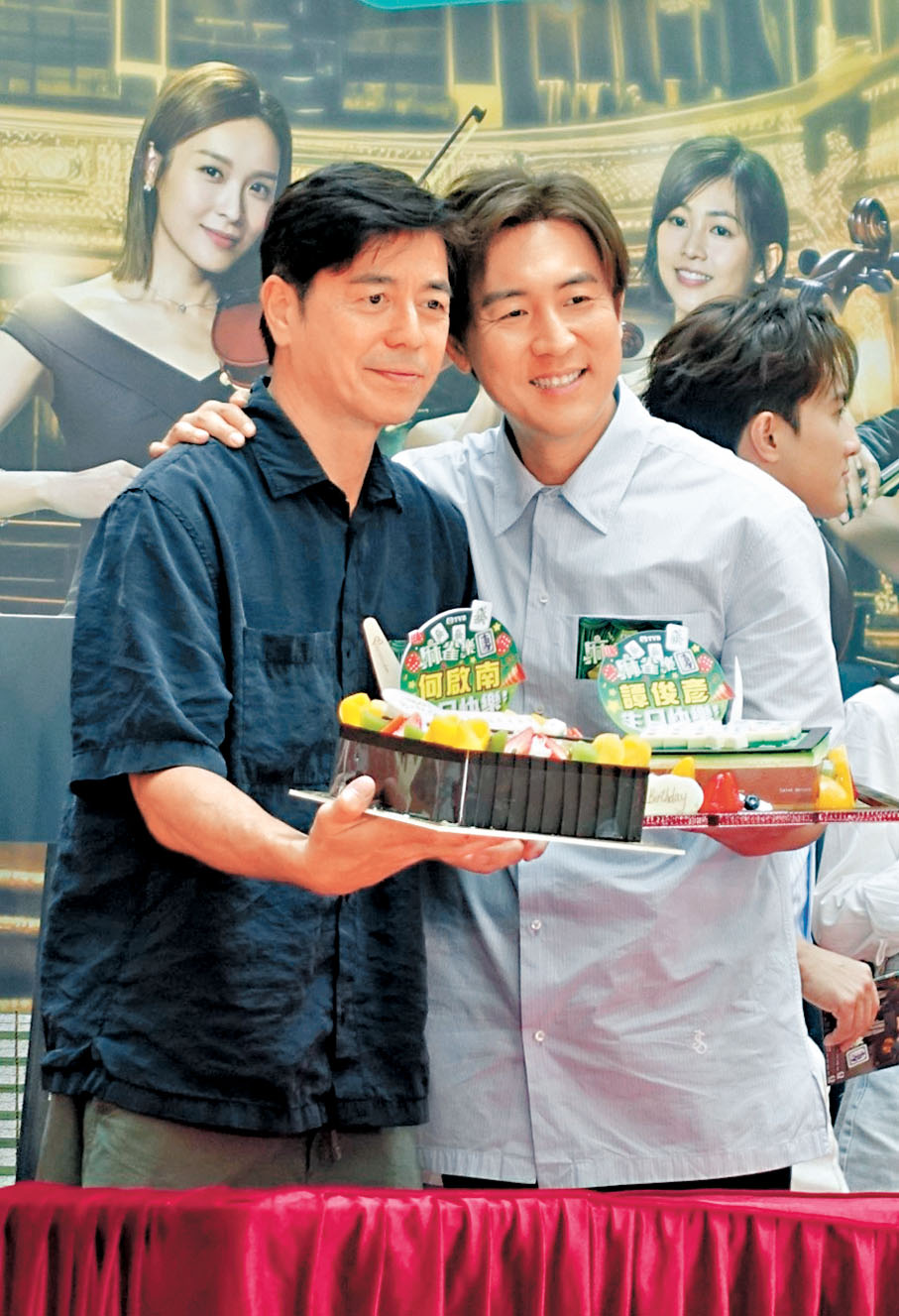 ●七月壽星譚俊彥(右)與何啟南收蛋糕預祝生日。 梁靜儀 攝