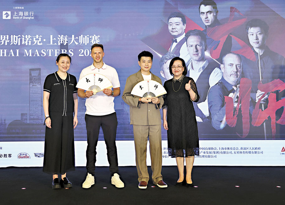 ●作為球員代表的卓林普和趙心童獲贈一柄「大師」摺扇。 香港文匯報記者夏微 攝