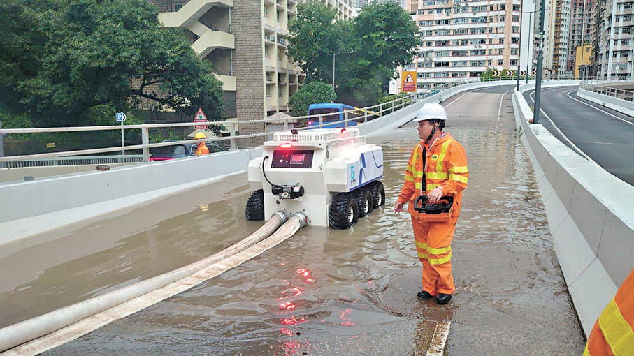 ●渠務署人員在柴灣道行車天橋出動強力排水機械人協助泵走積水。 梁熙Fb圖片