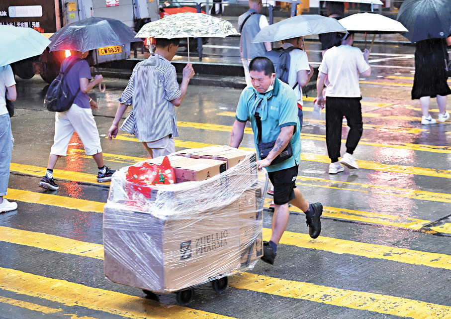 ●天文台昨日先後發出黃、紅及黑色暴雨警告信號。香港文匯報記者郭木又  攝