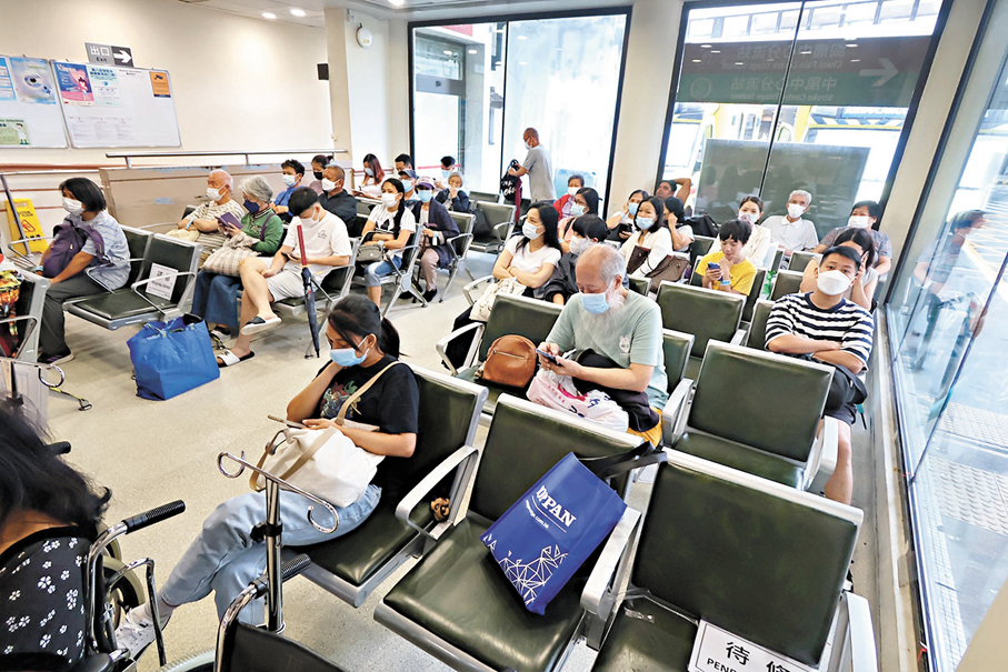 ●瑪麗醫院昨日急診室運作大致暢順。 香港文匯報記者涂穴  攝