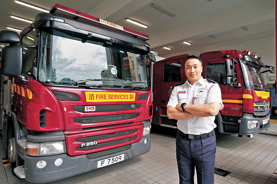 ●消防處高級消防區長郭威信接受香港文匯報專訪。 香港文匯報記者曾興偉  攝
