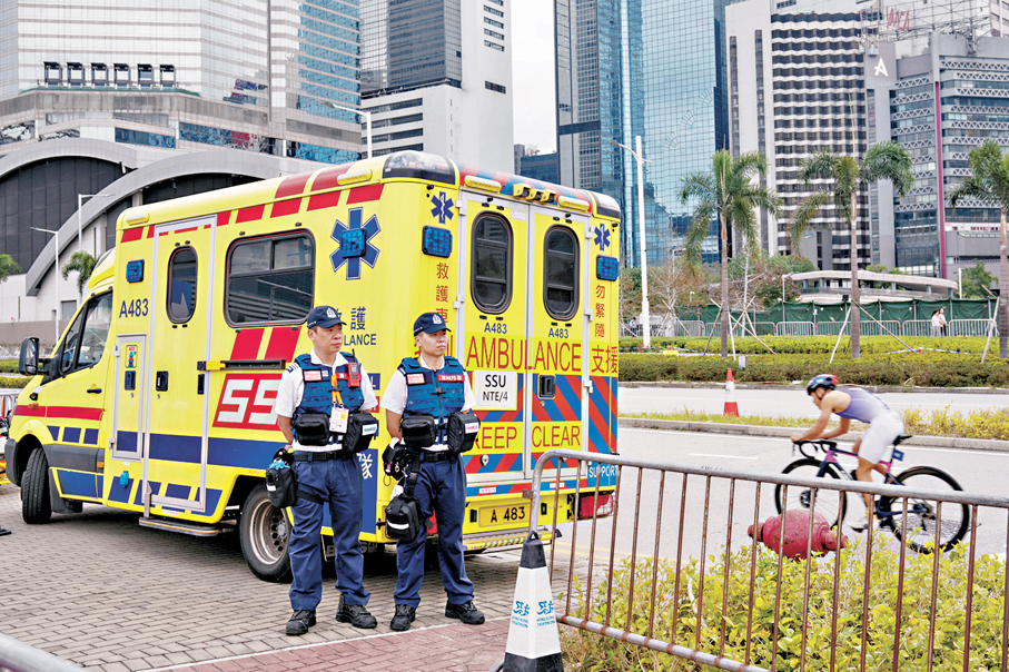 ●全運會鐵人三項測試賽期間，消防處調派特別支援隊的救護車和救護人員於賽道策略性位置部署。 消防處供圖