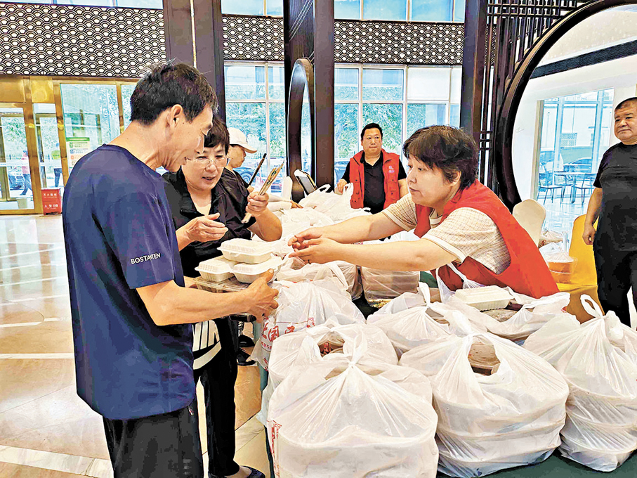 ●被遷移安置的村民食宿有保障。香港文匯報北京傳真