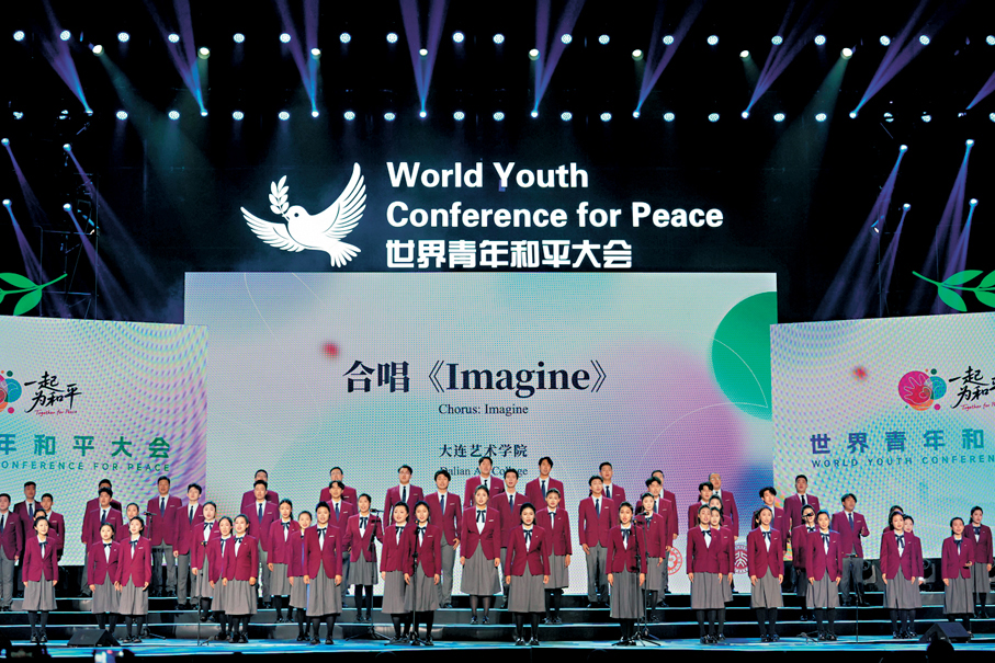 ●大會現場,大連藝術學院合唱團演唱了經典反戰歌曲《Imagine》。 香港文匯報記者陳風 攝