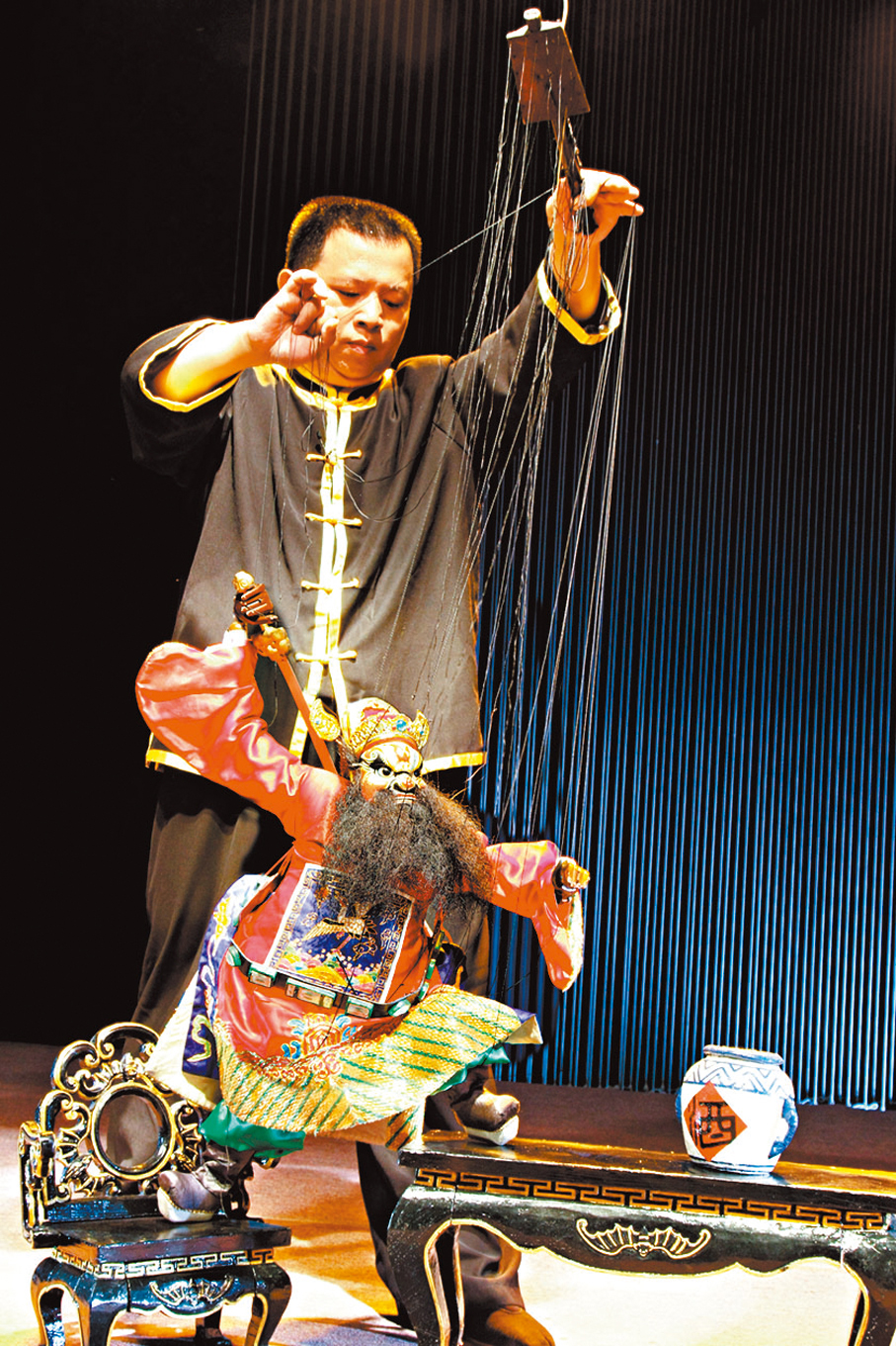 ●木偶鍾馗能完成提壺、飲酒、吞嚥、打嗝等生動表演。圖為《鍾馗醉酒》劇照。