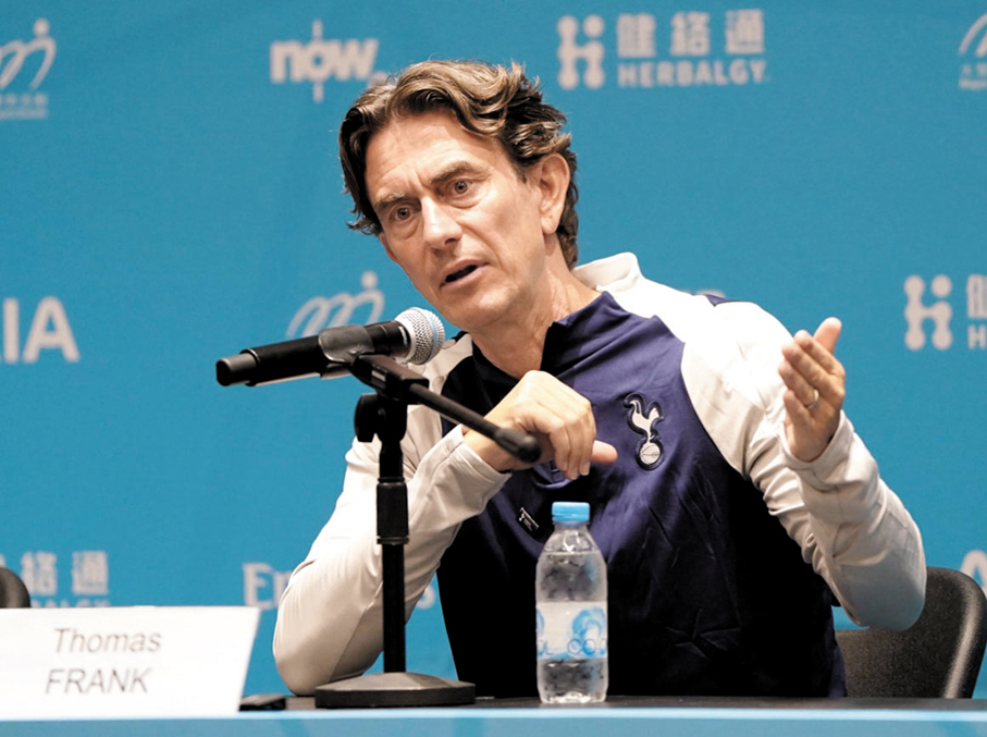 ●熱刺主帥法蘭克在記者會上力撐孫興民。 香港文匯報記者郭正謙 攝