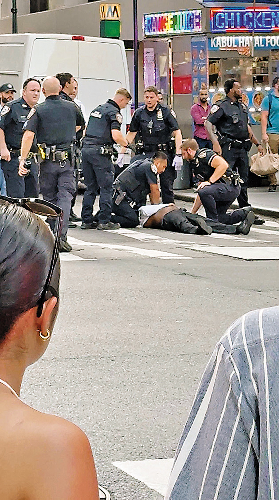 ●警員將受傷人員移至路上施救。 路透社