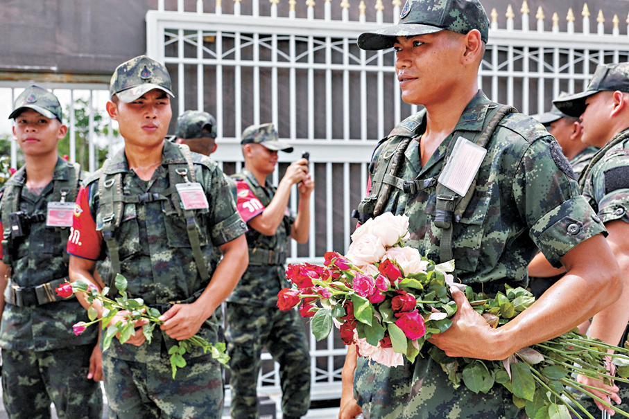 ●泰國士兵獲民眾獻花。 路透社