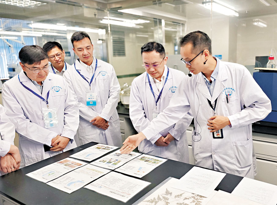 ●林文健（右二）到訪廣州市藥品檢驗所。
