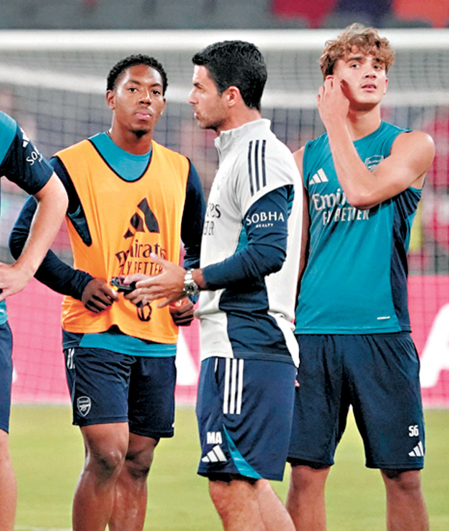 ●阿仙奴15歲天才麥斯杜文（右）參與操練。香港文匯報記者張發兒 攝