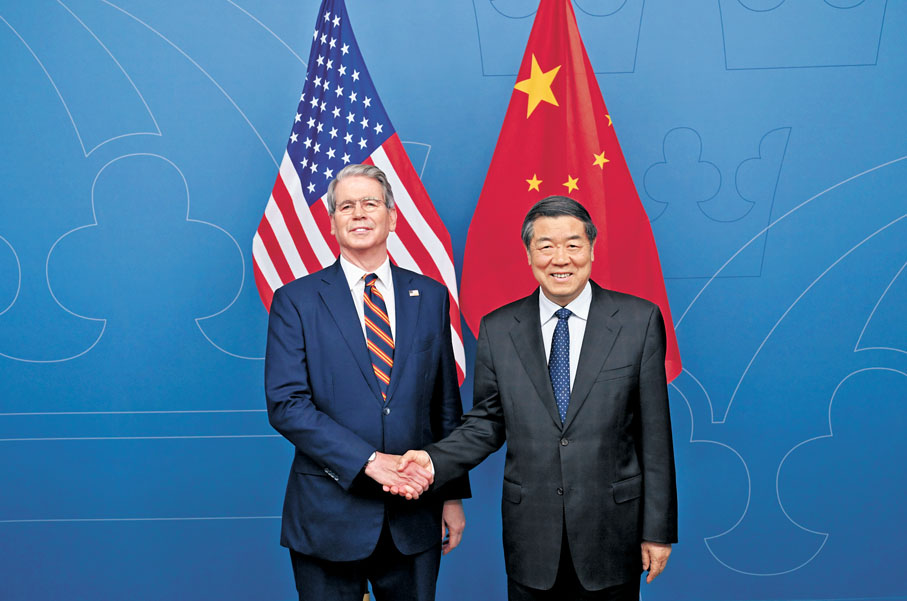 ●當地時間7月28日，中美兩國經貿團隊在瑞典斯德哥爾摩舉行中美經貿會談。這是會談前，中共中央政治局委員、國務院副總理何立峰與美國財政部長貝森特握手。 新華社