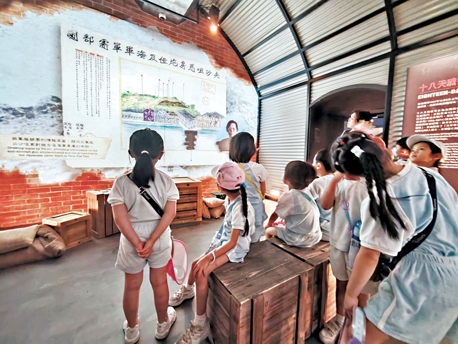 ●老師帶小朋友在香港抗戰及海防博物館參觀香港抗戰勝利80周年展。 焯羚  攝