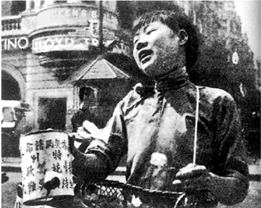 ●中環皇后大廈前一名女學生賣花籌款救助難民。網上圖片