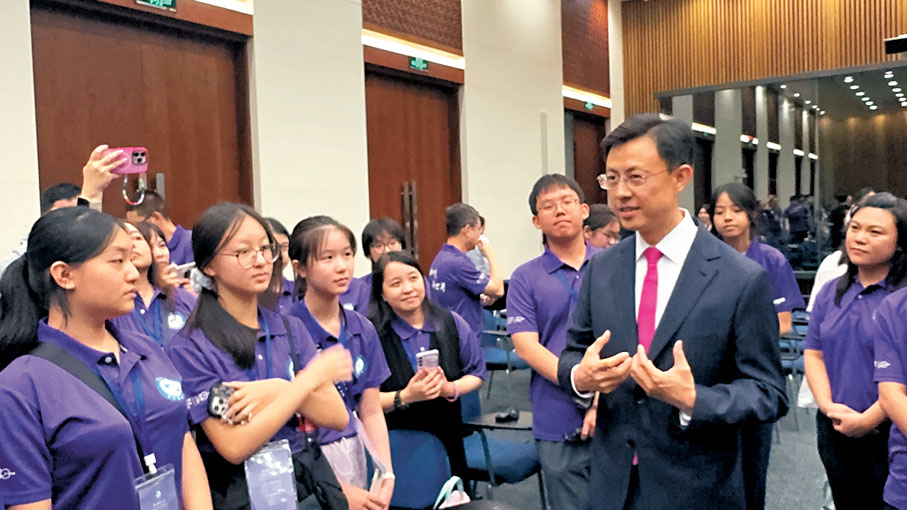 ●外交部發言人郭嘉昆與港生親切交流。香港文匯報記者李暢 攝