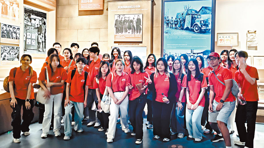 ●實習團在抗戰館特設的港澳台同胞抗日鬥爭展區合影。 香港文匯報記者李暢  攝