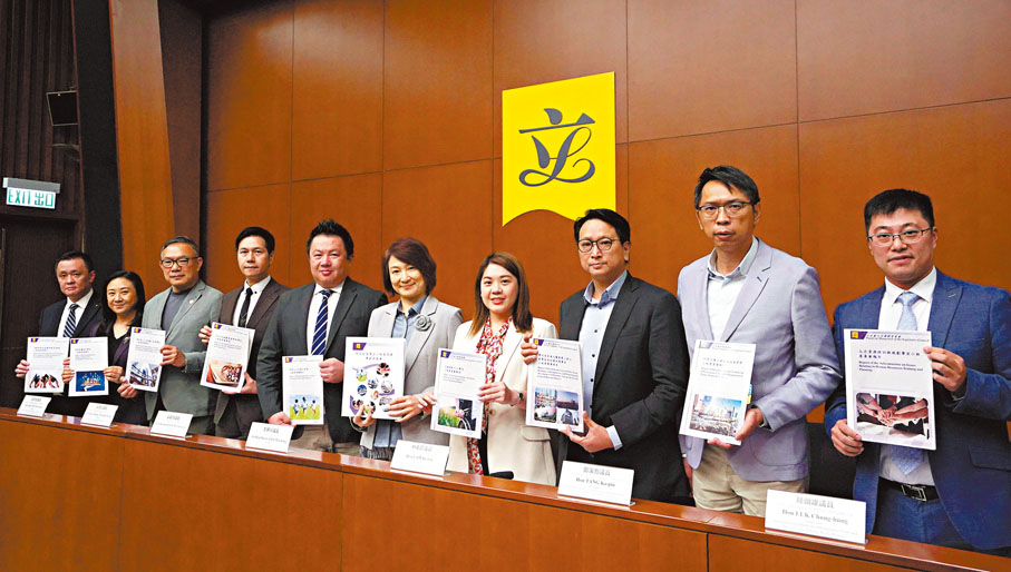 ●立法會研究政策事宜小組委員會舉行傳媒簡報會，李慧琼聯同各研究政策事宜小組委員會的主席或委員總結工作和建議。香港文匯報記者曾興偉 攝