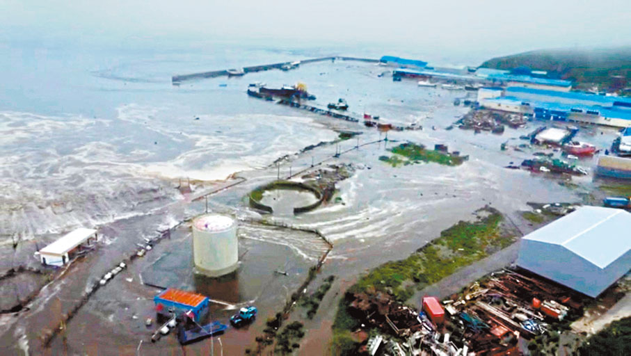 ●俄羅斯堪察加北庫里爾斯克鎮首當其衝，遭洪水淹浸。 路透社